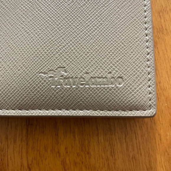 Elegant Gray Wallet with Gold Detail - Picture 2 of 10
